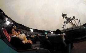 星空を眺めながら眠れる「熟睡プラ寝たリウム」のイメージ(明石市立天文科学館提供) 星空を眺めながら眠れる「熟睡プラ寝たリウム」のイメージ(明石市立天文科学館提供)