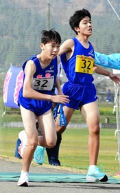 男子・朝霧の3区藤本宗一郎選手(右)からたすきを受け取る4区玉田匠平選手=豊岡市日高町(撮影・秋山亮太) 男子・朝霧の3区藤本宗一郎選手(右)からたすきを受け取る4区玉田匠平選手=豊岡市日高町(撮影・秋山亮太)