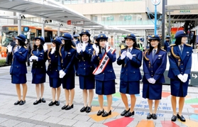 DVやストーカーの根絶を訴え、チラシを配るご当地アイドル「YENA☆」のメンバー=明石市大明石町1 DVやストーカーの根絶を訴え、チラシを配るご当地アイドル「YENA☆」のメンバー=明石市大明石町1