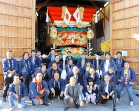 布団太鼓の前で記念撮影する大久保町東講中の氏子ら=明石市大久保町大久保町 布団太鼓の前で記念撮影する大久保町東講中の氏子ら=明石市大久保町大久保町
