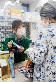 高額電子マネーを買おうとする高齢者に声を掛けるコンビニの店員=明石市野々上3 高額電子マネーを買おうとする高齢者に声を掛けるコンビニの店員=明石市野々上3