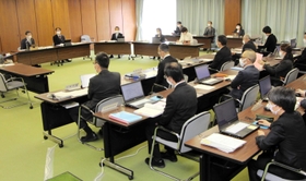 旧優生保護法の被害者支援条例案などを審査する市議会の総務常任委員会=明石市役所 旧優生保護法の被害者支援条例案などを審査する市議会の総務常任委員会=明石市役所