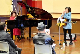 今年1月に開催された「ホールでストリートライブ!!」でピアノを弾くミチコさん(左)=明石市本町1 今年1月に開催された「ホールでストリートライブ!!」でピアノを弾くミチコさん(左)=明石市本町1