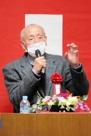 自身の野球人生について語る元プロ野球選手の小山正明さん=明石市二見町東二見 自身の野球人生について語る元プロ野球選手の小山正明さん=明石市二見町東二見