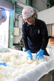酒米の発酵作業に忙しいオーナー杜氏の茨木幹人さん=明石市魚住町西岡 酒米の発酵作業に忙しいオーナー杜氏の茨木幹人さん=明石市魚住町西岡