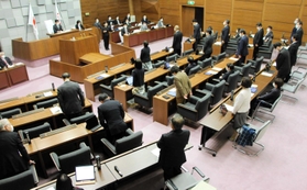 議員らが提出した、工場の緑地面積率引き下げ条例を議決する明石市議会=2021年12月21日、明石市中崎1 議員らが提出した、工場の緑地面積率引き下げ条例を議決する明石市議会=2021年12月21日、明石市中崎1