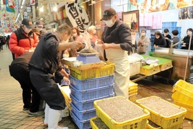 シンコを買い求め、大勢の人が店の奥まで列を作った=明石市本町1 シンコを買い求め、大勢の人が店の奥まで列を作った=明石市本町1