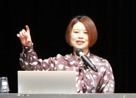 講演する岸田奈美さん=明石市東仲ノ町 講演する岸田奈美さん=明石市東仲ノ町