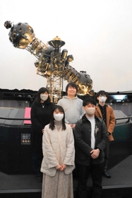 プラネタリウム投影機の前で記念撮影する佐伯雄太郎さん(後列真ん中)ら=明石市人丸町 プラネタリウム投影機の前で記念撮影する佐伯雄太郎さん(後列真ん中)ら=明石市人丸町