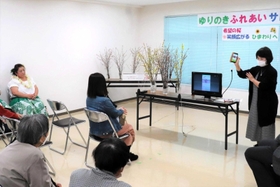 桜を贈った福島市のNPO法人「花見山を守る会」との交流会=明石市大久保町ゆりのき通 桜を贈った福島市のNPO法人「花見山を守る会」との交流会=明石市大久保町ゆりのき通