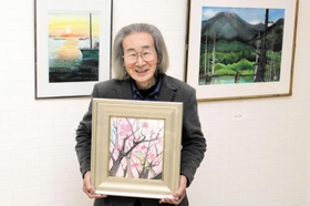 水彩画を初披露している陶芸家小倉健さん。県立明石公園の梅とメジロを描いた作品を手に=明石市東仲ノ町 水彩画を初披露している陶芸家小倉健さん。県立明石公園の梅とメジロを描いた作品を手に=明石市東仲ノ町