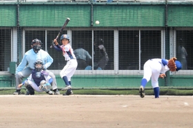 熱戦を繰り広げる選手たち=明石トーカロ球場 熱戦を繰り広げる選手たち=明石トーカロ球場