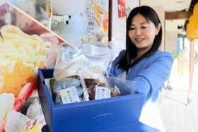 おもてなしセレクションで受賞した鯛の食べ比べセットと女将の山田梢さん=明石市和坂 おもてなしセレクションで受賞した鯛の食べ比べセットと女将の山田梢さん=明石市和坂