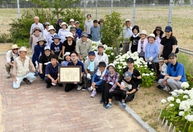 美化活動などを続けている「大窪丁田公園愛護会」メンバーら=明石市大久保町大窪 美化活動などを続けている「大窪丁田公園愛護会」メンバーら=明石市大久保町大窪