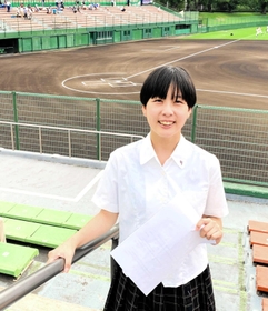 開始式で無事司会を終え、ほっとした笑顔の吉山萌生さん=明石トーカロ球場 開始式で無事司会を終え、ほっとした笑顔の吉山萌生さん=明石トーカロ球場