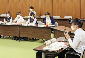 提言が地域防災計画に反映された「ジェンダーと防災に係る専門委員会議」。明石南高校の生徒らも参加した=明石市役所 提言が地域防災計画に反映された「ジェンダーと防災に係る専門委員会議」。明石南高校の生徒らも参加した=明石市役所