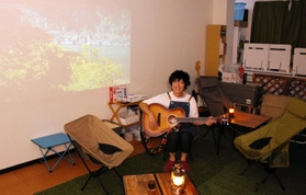 趣味のギターを手にひきこもりの人の居場所を紹介する長尾さん=明石市魚住町金ケ崎 趣味のギターを手にひきこもりの人の居場所を紹介する長尾さん=明石市魚住町金ケ崎