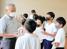 水産関係者を取材する小学生たち=明石市大明石町2 水産関係者を取材する小学生たち=明石市大明石町2