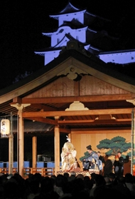 明石城跡の石垣を背景に組み立て式能舞台で上演される能「小鍛冶」=県立明石公園 明石城跡の石垣を背景に組み立て式能舞台で上演される能「小鍛冶」=県立明石公園