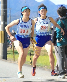 女子・明石北の1区稲富早紀選手(右)からたすきを受け取る2区直江詩選手=丹波篠山市内(撮影・鈴木雅之) 女子・明石北の1区稲富早紀選手(右)からたすきを受け取る2区直江詩選手=丹波篠山市内(撮影・鈴木雅之)
