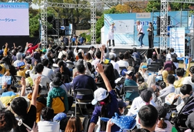 大勢の親子連れが訪れたさかなクンのトークショー=県立明石公園 大勢の親子連れが訪れたさかなクンのトークショー=県立明石公園