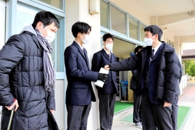 校舎前で寄付を呼びかける山本育海さん(左)と生徒たち=明石北高校 校舎前で寄付を呼びかける山本育海さん(左)と生徒たち=明石北高校