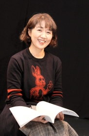 「如月作品には、子どもたちにこんな言葉を言わせてあげたいっていうせりふがたくさん」と、はせなかさん=明石市相生町2 「如月作品には、子どもたちにこんな言葉を言わせてあげたいっていうせりふがたくさん」と、はせなかさん=明石市相生町2