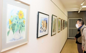 色鮮やかな水彩画など17点が並ぶ会場=明石市明石公園 色鮮やかな水彩画など17点が並ぶ会場=明石市明石公園