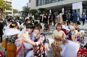 再会を喜び、写真に納まる「はたちのつどい」の出席者ら=明石市中崎1 再会を喜び、写真に納まる「はたちのつどい」の出席者ら=明石市中崎1