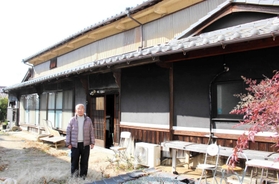 大久保本陣跡から移築されたと伝わる家屋と佐藤光利さん。江戸後期築と考えられる=明石市魚住町金ケ崎 大久保本陣跡から移築されたと伝わる家屋と佐藤光利さん。江戸後期築と考えられる=明石市魚住町金ケ崎