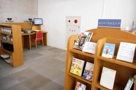 西部図書館にできたユニバーサルエリア=明石市魚住町中尾(市提供) 西部図書館にできたユニバーサルエリア=明石市魚住町中尾(市提供)