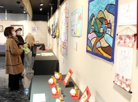 手工芸の力作が並ぶ会場=明石市相生町2 手工芸の力作が並ぶ会場=明石市相生町2