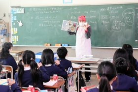 震災や防災について給食の時間に学ぶ子どもたち=明石小学校 震災や防災について給食の時間に学ぶ子どもたち=明石小学校