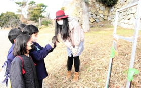 プログラムの考案者、石さん(右)とクイズに答える子どもたち=明石公園 プログラムの考案者、石さん(右)とクイズに答える子どもたち=明石公園