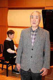 コンサートに向けて練習に励む安藤勉さん=明石市東仲ノ町 コンサートに向けて練習に励む安藤勉さん=明石市東仲ノ町