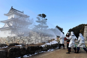 明石城の巽櫓前で放水する消防団員ら=明石市明石公園 明石城の巽櫓前で放水する消防団員ら=明石市明石公園