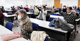 音楽に合わせて体を動かす参加者たち=ウィズ明石 音楽に合わせて体を動かす参加者たち=ウィズ明石