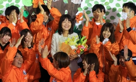 明石市長選に当選確実とし、支援者らと喜ぶ丸谷聡子氏(中央)=明石市大明石町2(撮影・鈴木雅之) 明石市長選に当選確実とし、支援者らと喜ぶ丸谷聡子氏(中央)=明石市大明石町2(撮影・鈴木雅之)
