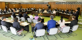 改選後初めて開かれた明石市議会の議員協議会=明石市役所 改選後初めて開かれた明石市議会の議員協議会=明石市役所