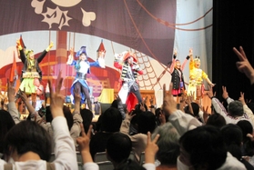 パワフルな歌と踊りで客席を盛り上げるミュージカル劇団「歌う海賊団ッ!」=明石市中崎1 パワフルな歌と踊りで客席を盛り上げるミュージカル劇団「歌う海賊団ッ!」=明石市中崎1