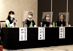 日本の伝統文化について意見を発表する高校生たち=明石市大明石町2 日本の伝統文化について意見を発表する高校生たち=明石市大明石町2