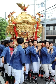 元気よくみこしを担ぐ生徒たち=明石市人丸町 元気よくみこしを担ぐ生徒たち=明石市人丸町