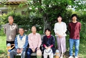 鳥羽新池公園の環境美化に努める沢野西町内会の会員たち=鳥羽新池公園 鳥羽新池公園の環境美化に努める沢野西町内会の会員たち=鳥羽新池公園