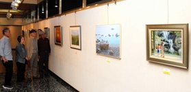 メンバーが直近1年間に取り組んだ作品が並ぶ=明石市相生町2 メンバーが直近1年間に取り組んだ作品が並ぶ=明石市相生町2