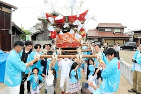 太鼓を高く持ち上げる子どもら=明石市大久保町松陰 太鼓を高く持ち上げる子どもら=明石市大久保町松陰