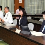 委員会に臨む丸谷聡子市長(手前右から2人目)、高橋啓介政策局長(同3人目)ら=明石市役所