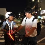 明石署員から道交法改正の説明を受ける自転車の運転者=明石市大明石町1