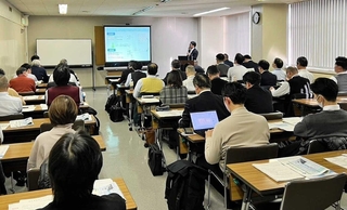 明石市などが2月に開いた脱炭素経営のセミナー。市の支援などの説明があった=明石市内(明石市提供)