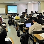 明石市などが2月に開いた脱炭素経営のセミナー。市の支援などの説明があった=明石市内(明石市提供)