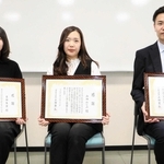 倒れた男性を連携して救助した(左から)吉田朱里さん、山田めぐみさん、和輝さん=明石市消防局